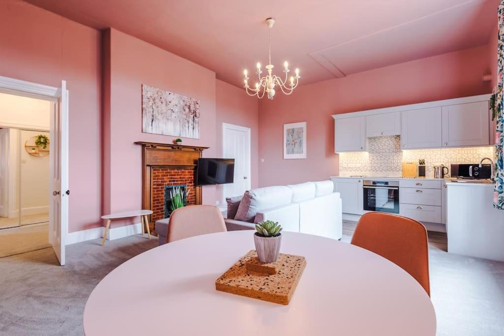 Pink Palace - Central Apartment Chester Exterior foto